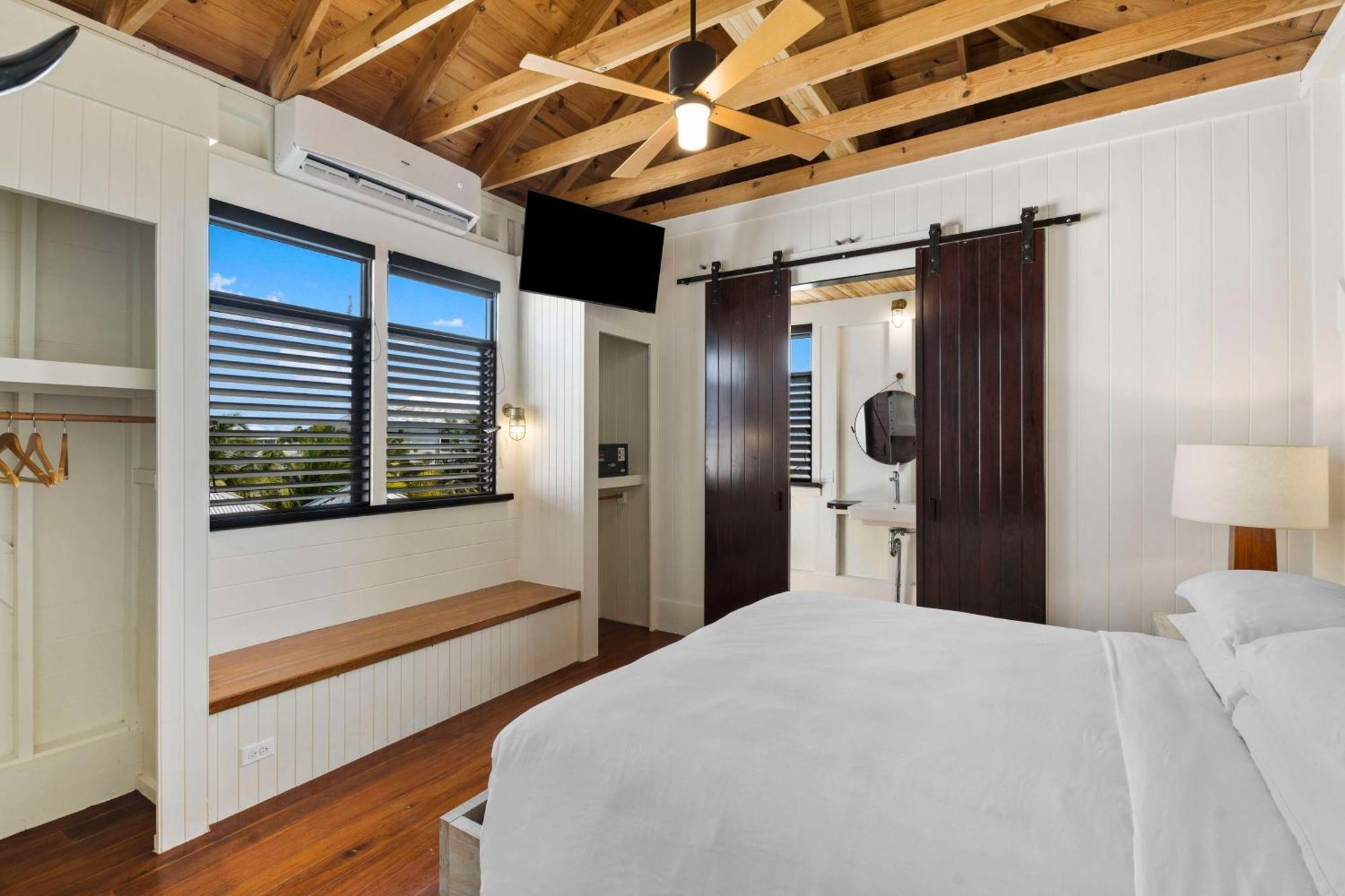 Mahogany Bay Resort And Beach Club, Curio Collection San Pedro  Exteriör bild