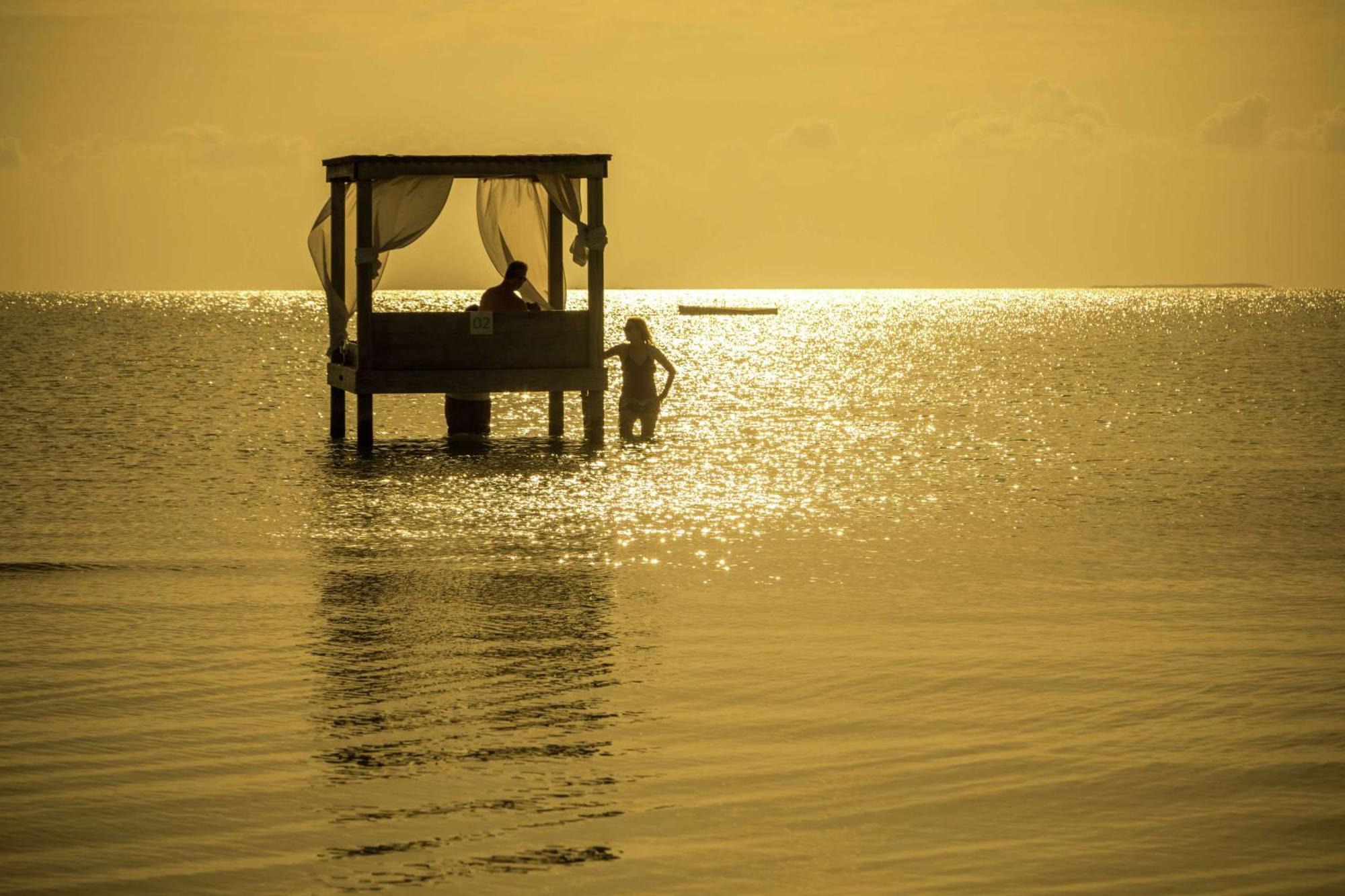Mahogany Bay Resort And Beach Club, Curio Collection San Pedro  Exteriör bild